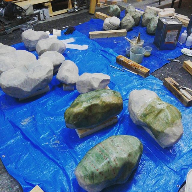 ディスプレイ用に岩石造ってます。（ちょっとだけなら）たーのしー！#frp #craft #art #stone