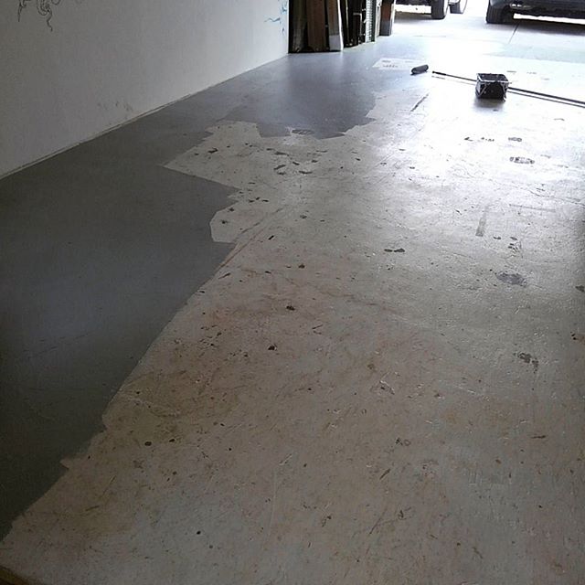 適当に塗った白床がそろそろ見た目的に限界なので床用グレーに塗り直し。#garage #garagelife #atelier #painting #artstudio #アトリエ