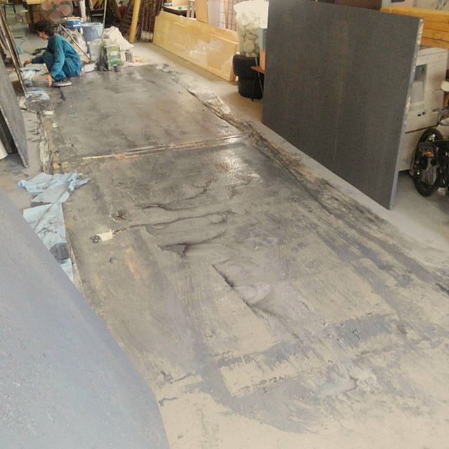 エイジング済みのコンクリート床壁を制作。この前塗り替えた床があっとゆーまに汚れてしまった｡｡。 #atelier #artstudio #artwork #スタッフ募集