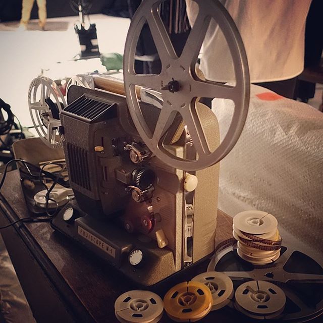 昭和30年(1955年)製の映写機完全動作美品。ケースが金属製でディティールもナイス#antique #prop #8mm