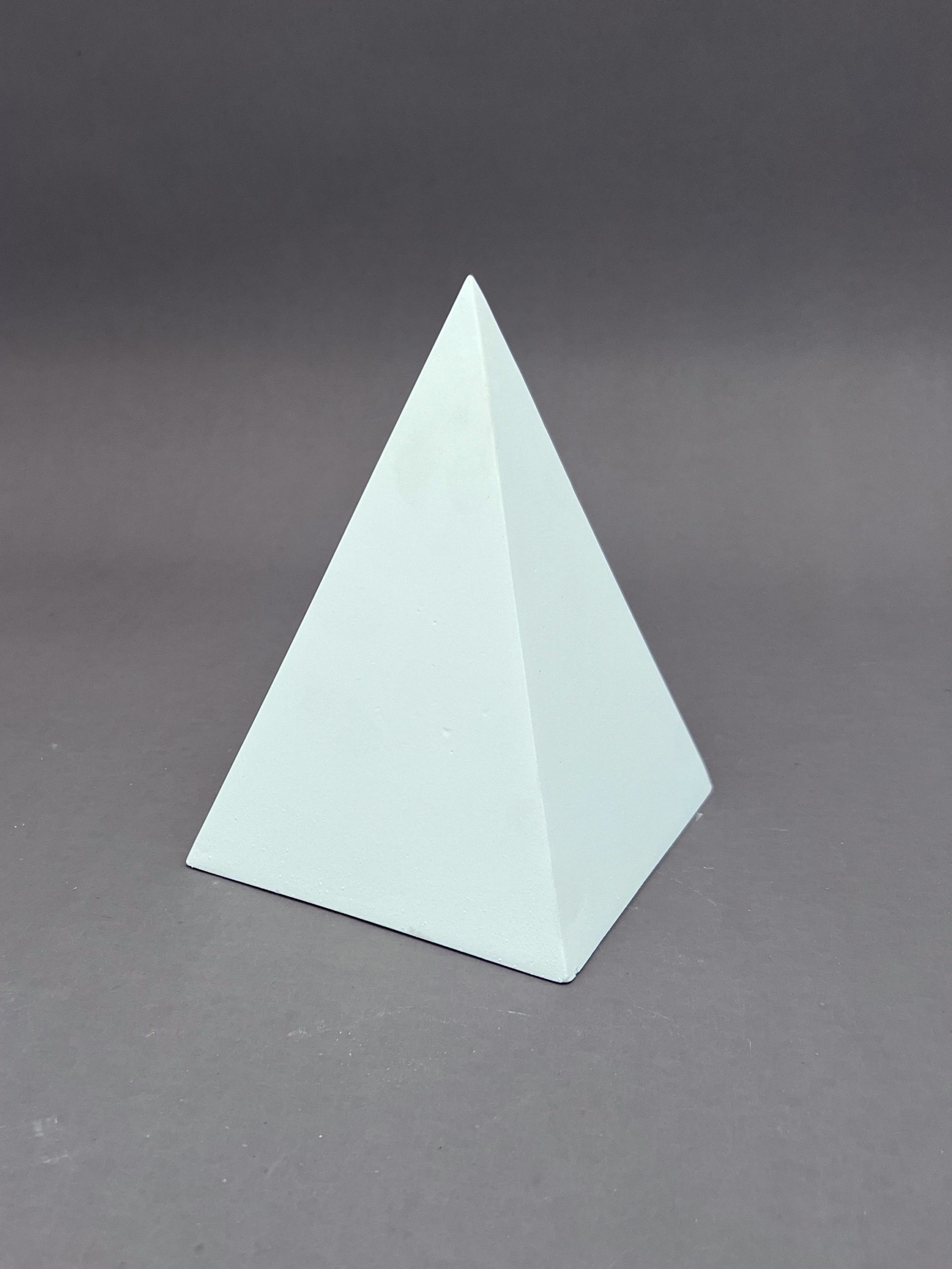 石膏オブジェ 正四角錐 W140×D140×H190