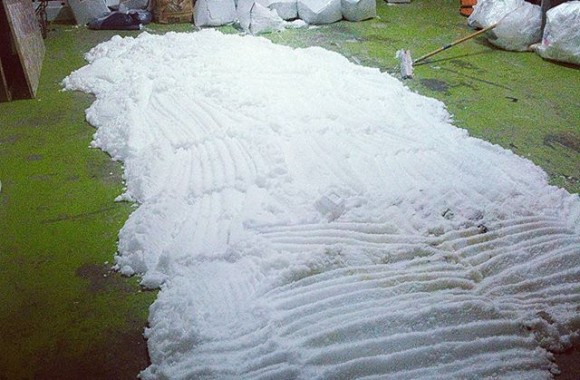 撮影で使った人工雪の廃棄処理作業。暑い…！( ；∀；)